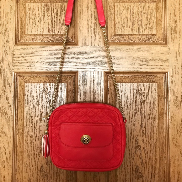 Steve Madden Handbags - Steve Madden quilted red crossbody purse♥️